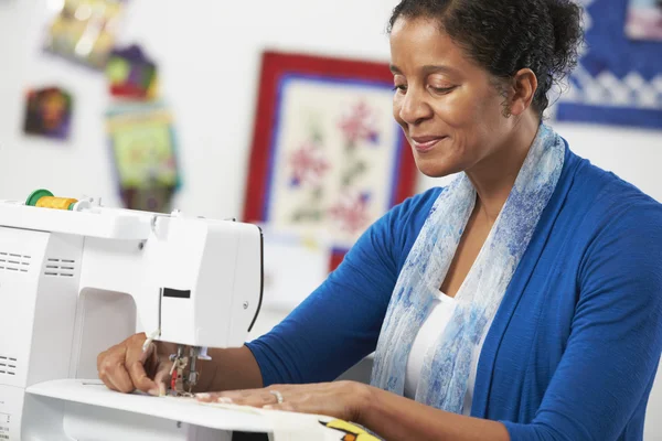 Mujer usando máquina de coser eléctrica — Foto de Stock