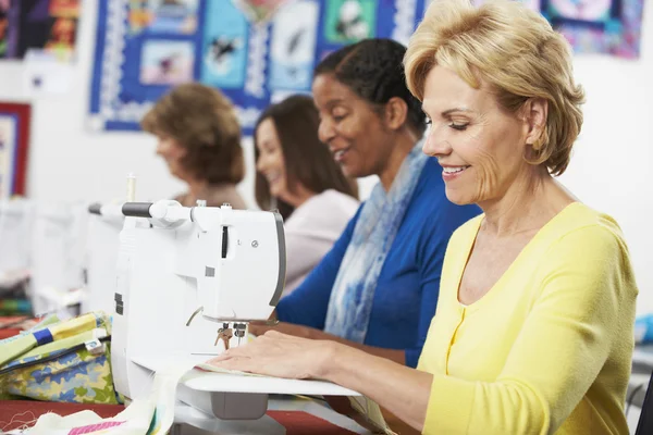 Vrouwen met behulp van elektrische naaimachines — Stockfoto