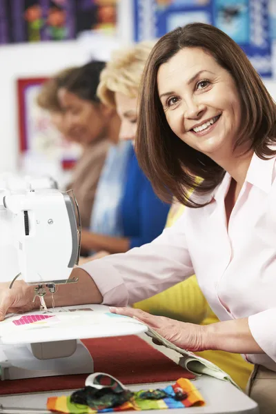 Donne che utilizzano macchine da cucire elettriche — Foto Stock