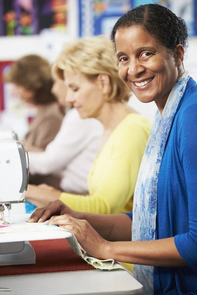 Vrouwen met behulp van elektrische naaimachines — Stockfoto