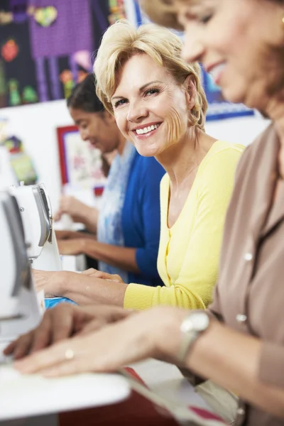 Donne che utilizzano macchine da cucire elettriche — Foto Stock