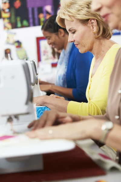 Donne che utilizzano macchine da cucire elettriche — Foto Stock