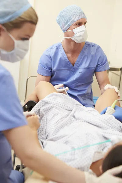 Mujer teniendo huevos eliminado — Foto de Stock