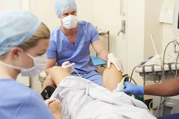 Frau lässt sich Eizellen entfernen — Stockfoto