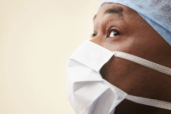 Cirurgião vestindo esfrega e máscara — Fotografia de Stock