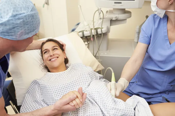 Vrouw met eieren geïmplanteerd — Stockfoto