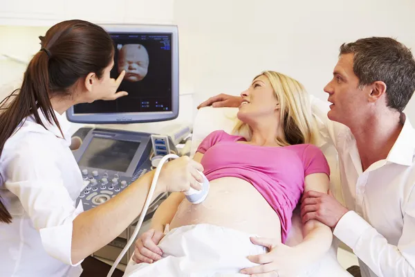 Embarazada teniendo exploración por ultrasonido 4D —  Fotos de Stock