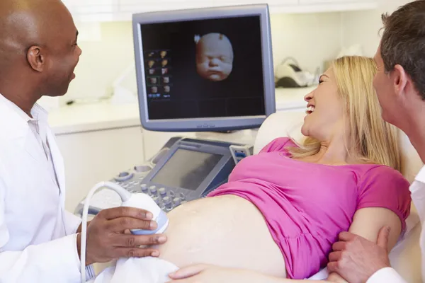 Gravid med 4d ultraljudsundersökning — Stockfoto