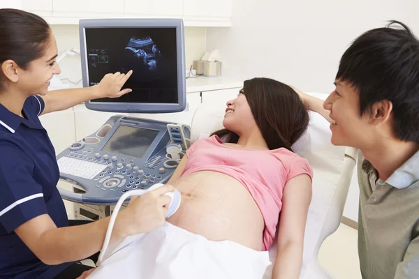 Zwangere na 4d echografie — Stockfoto