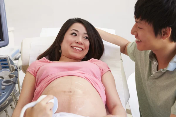 Pregnant Having 4D Ultrasound Scan — Stock Photo, Image