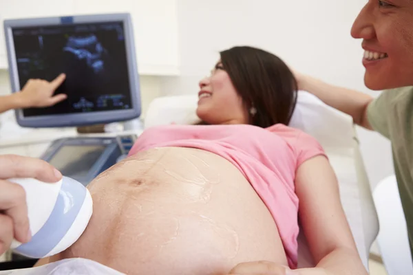 Zwangere na 4d echografie — Stockfoto