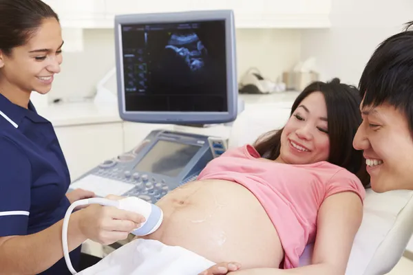 Gravid med 4d ultraljudsundersökning — Stockfoto