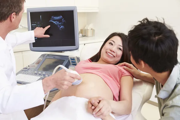 Gravid med 4d ultraljudsundersökning — Stockfoto