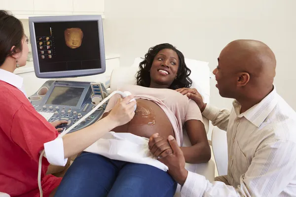 Embarazada teniendo exploración por ultrasonido 4D — Foto de Stock