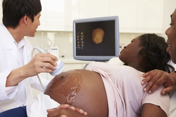 怀孕有 4d 超声扫描 — 图库照片