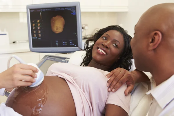 Těhotná s 4d ultrazvukové vyšetření — Stock fotografie