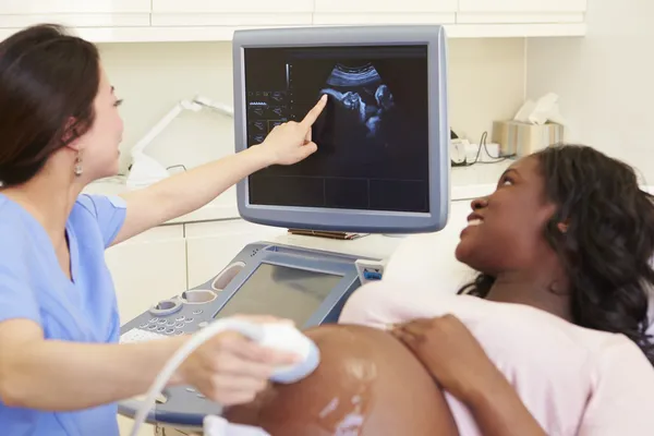 Donna incinta in clinica — Foto Stock