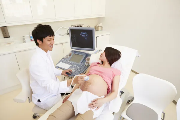 Donna incinta in clinica — Foto Stock