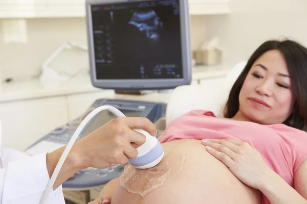 Gravid kvinna i klinik — Stockfoto