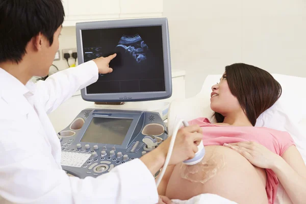 Zwangere vrouw in kliniek — Stockfoto