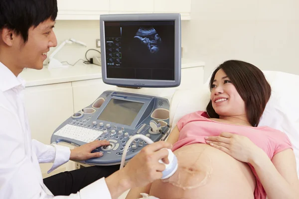 Kobieta w ciąży w klinice — Zdjęcie stockowe