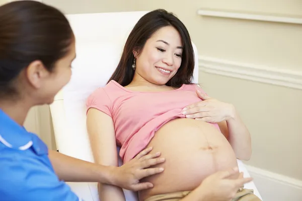 Vérification de grossesse par l'infirmière — Photo