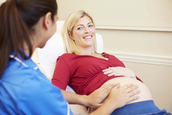 Gravid Check av sjuksköterska — Stockfoto