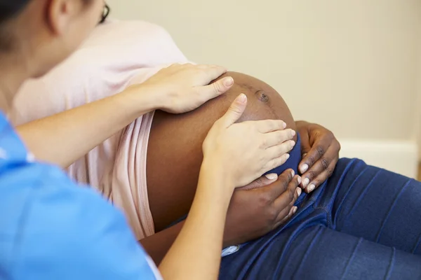 Беременность проверяется медсестрой — стоковое фото