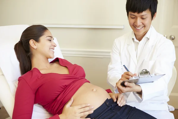 Zwangere vrouw in kliniek — Stockfoto