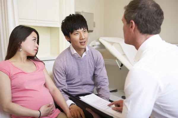 Encuentro de pareja con obstetra — Foto de Stock