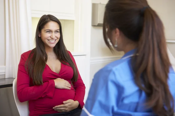 Gravid kvinna i klinik — Stockfoto