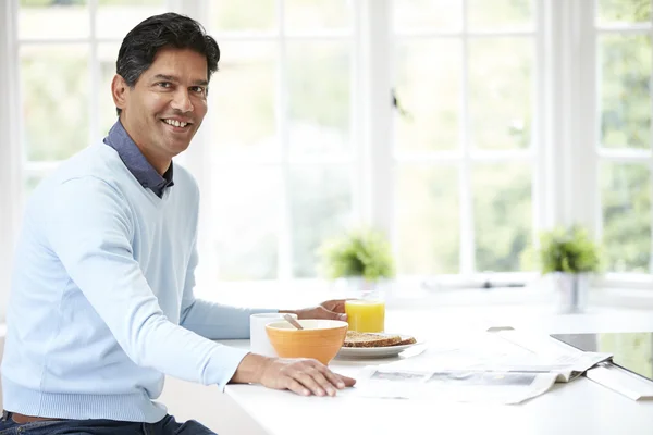 Uomo godendo la prima colazione — Foto Stock