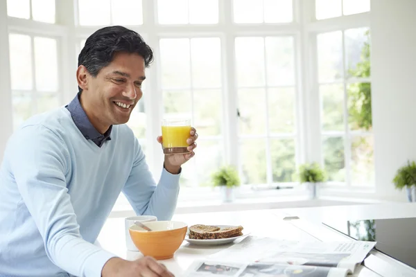 Uomo godendo la prima colazione — Foto Stock