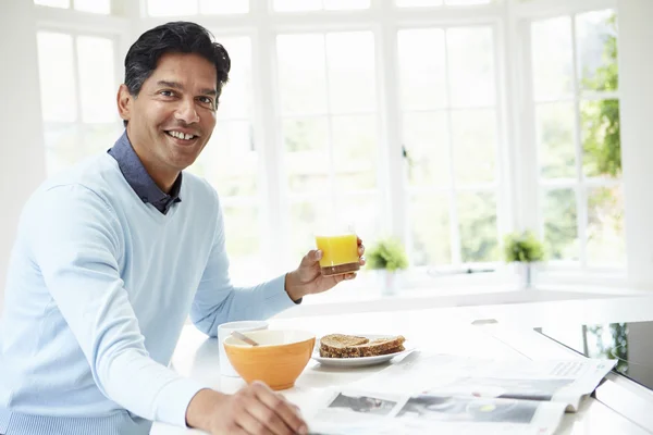 Uomo godendo la prima colazione — Foto Stock
