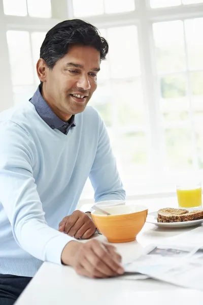 Hombre disfrutando del desayuno — Foto de Stock