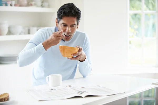 Indien homme ayant petit déjeuner — Photo