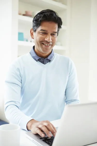 Indiase man met laptop — Stockfoto