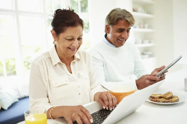 Casal indiano usando laptop e tablet digital — Fotografia de Stock