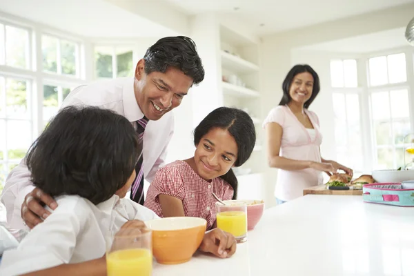 Enfants prenant le petit déjeuner — Photo