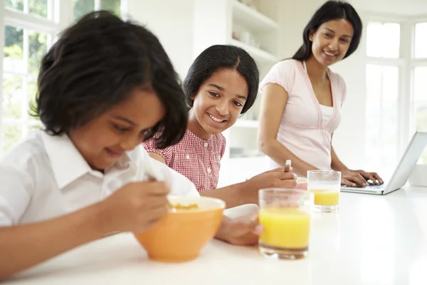 Kinder frühstücken — Stockfoto