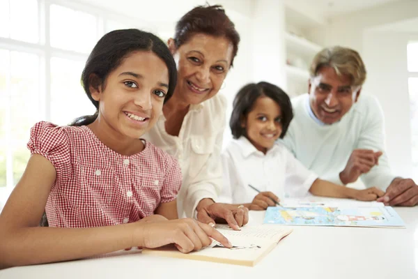 숙제 돕는 어린이 조부모 — 스톡 사진