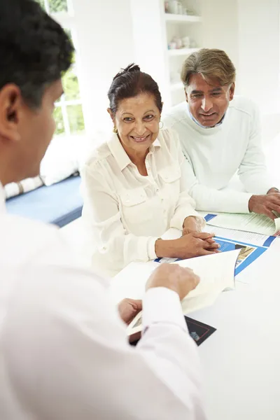 Senior koppel ontmoeting met financieel adviseur — Stockfoto