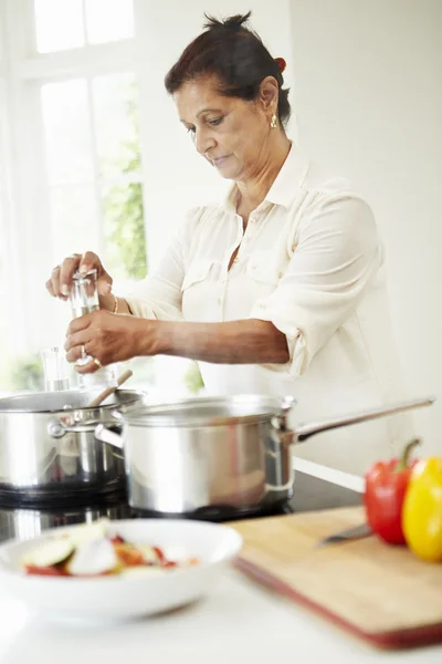 Repas de cuisine femme — Photo