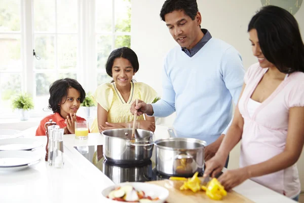 Indian Family Cooking Meal — Stock Photo, Image