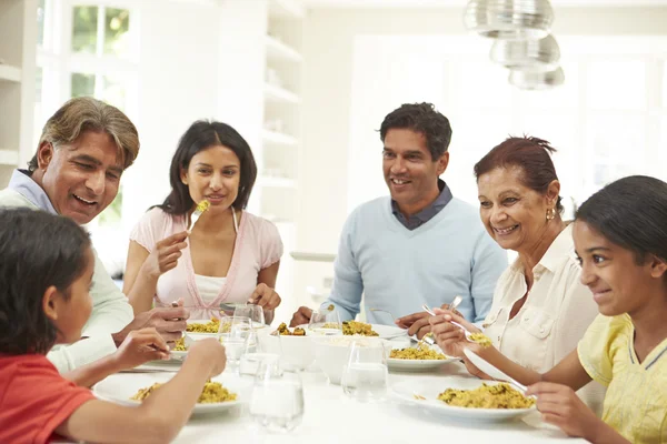 Indische Familie beim Essen — Stockfoto