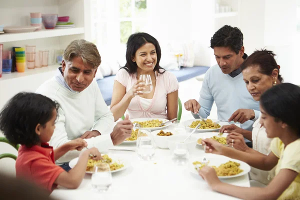 Indiska familj äta — Stockfoto