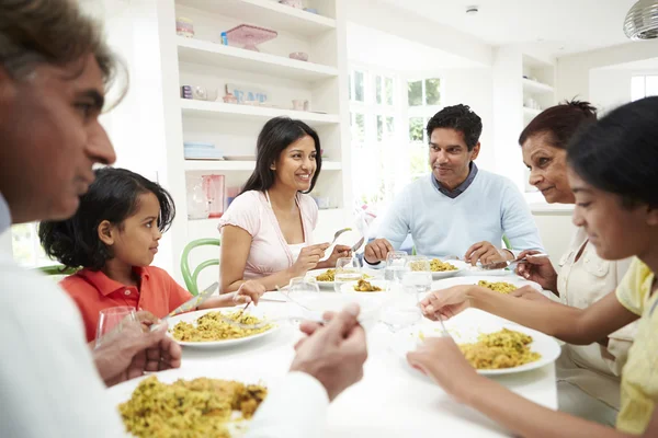 Indiska familj äta — Stockfoto