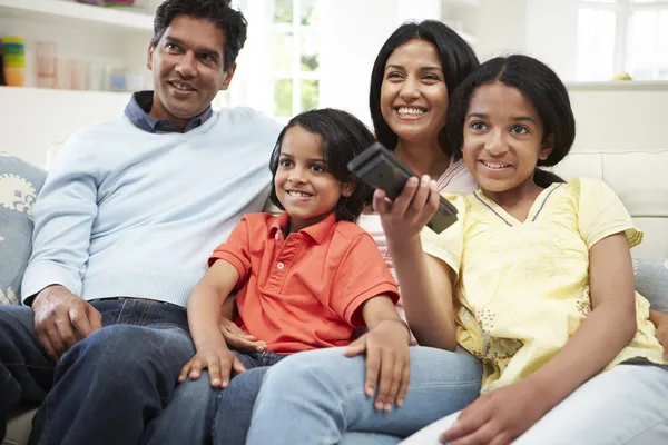 Indiska familjen tittar på tv tillsammans — Stockfoto