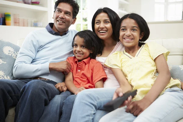 Indische Familie schaut gemeinsam fern — Stockfoto