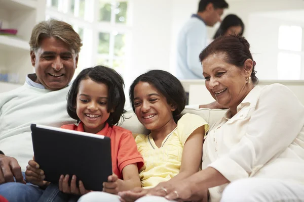 Indiase familie thuis — Stockfoto